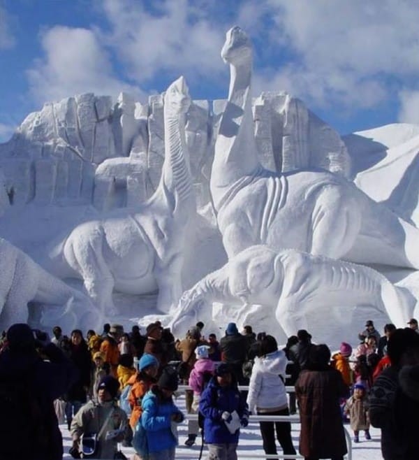 Escultura de nieve inspirada en otra época.
