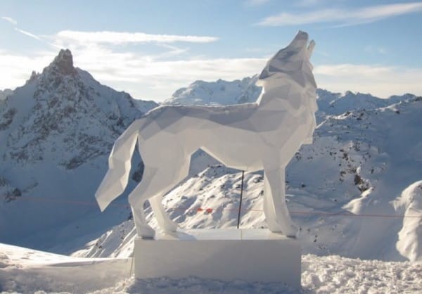 Increíble escultura de nieve de un lobo con toques geométricos