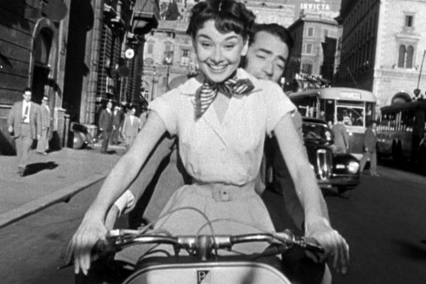 Gregory Peck y Audrey Hepburn nos enseña la Roma de mediados del siglo pasado.