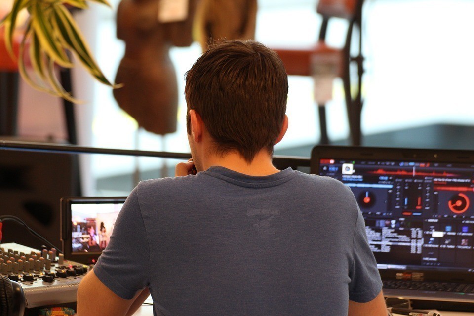 1) Virtual DJ